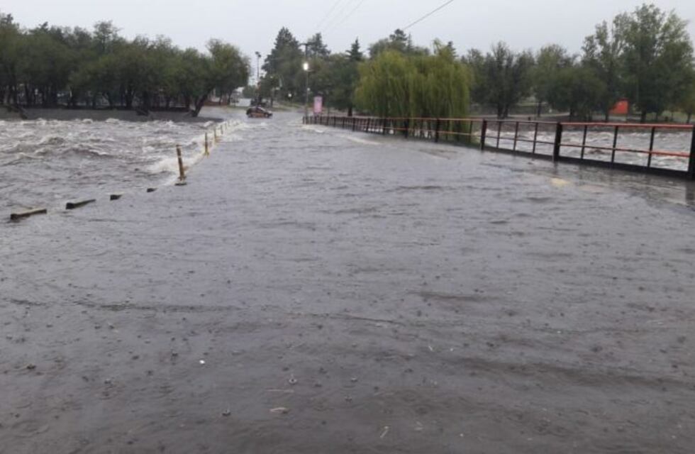 Creciente en Carlos Paz: Seguridad Urbana custodia las costas del río San Antonio