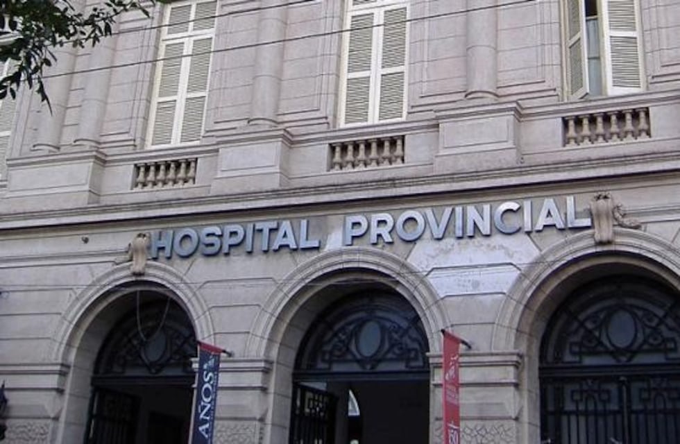 Le dispararon a un joven en la puerta de su casa y murió en el Hospital Provincial