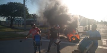 Protesta frente a la firma Dulcor en Arroyito