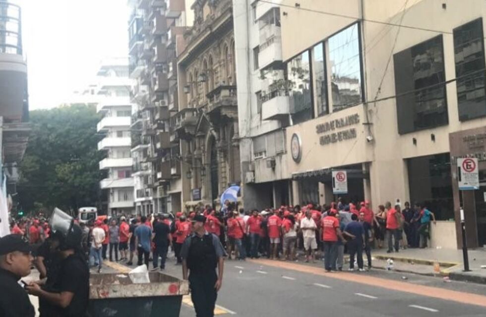 Gritos, botellazos y disparos en el Sindicato de Trabajadores Municipales de Rosario
