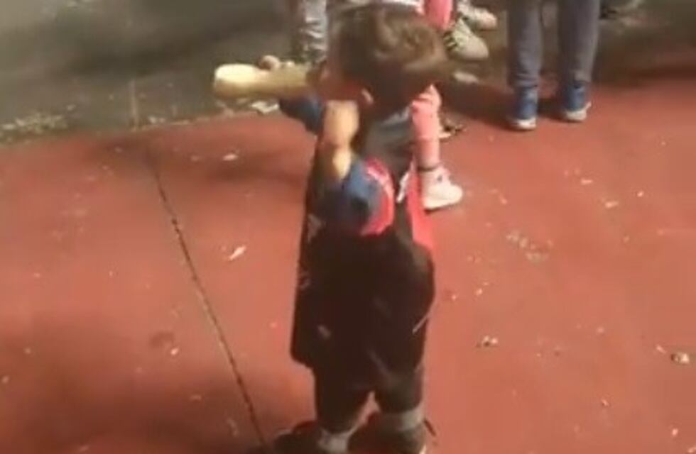 Colón y biberón: el video de un pequeño fanático alentando con una mamadera