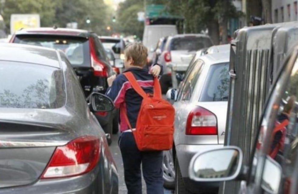 Comenzó a regir la prohibición de estacionar frente a escuelas