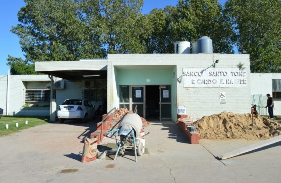 Se fue a vacunar, vio el estado del hospital y donó medio millón de pesos