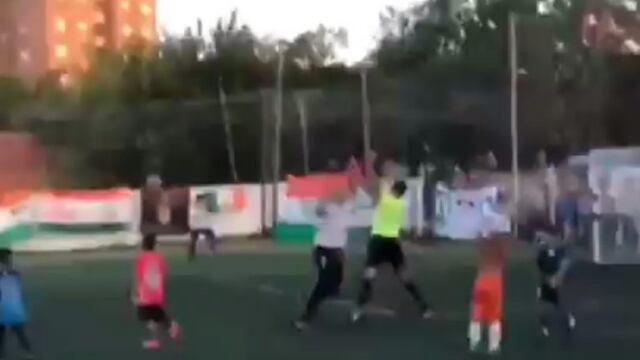 Un adulto agarró a trompadas al árbitro que se desempeñaba en la final de una liga infantil de Rosario\u002E (Captura de pantalla)