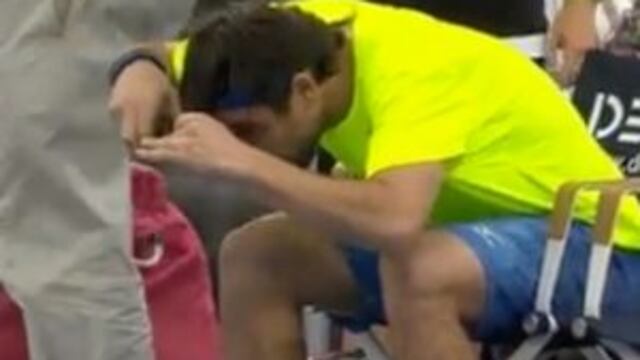 El tenista Marcos Baghdatis se cortu00f3 el pelo en pleno partido
