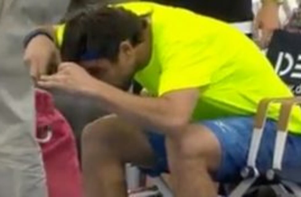 ¡Insólito! Tenista se cortó el pelo en pleno partido