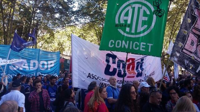 Marcha de gremios de la educaciu00f3n en Rosario.