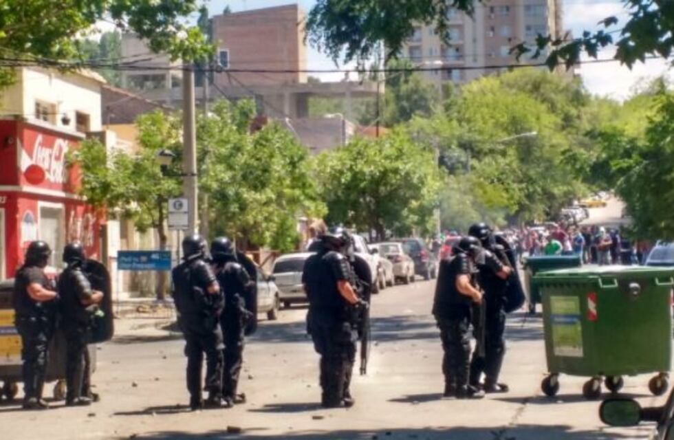 Incidentes en una protesta de ATE frente a la Casa de Gobierno de Neuquén