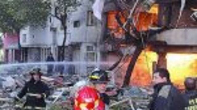 CLAIMA20131009_0026   6 de agosto. Los bomberos delante del edificio de la calle Salta 2141.