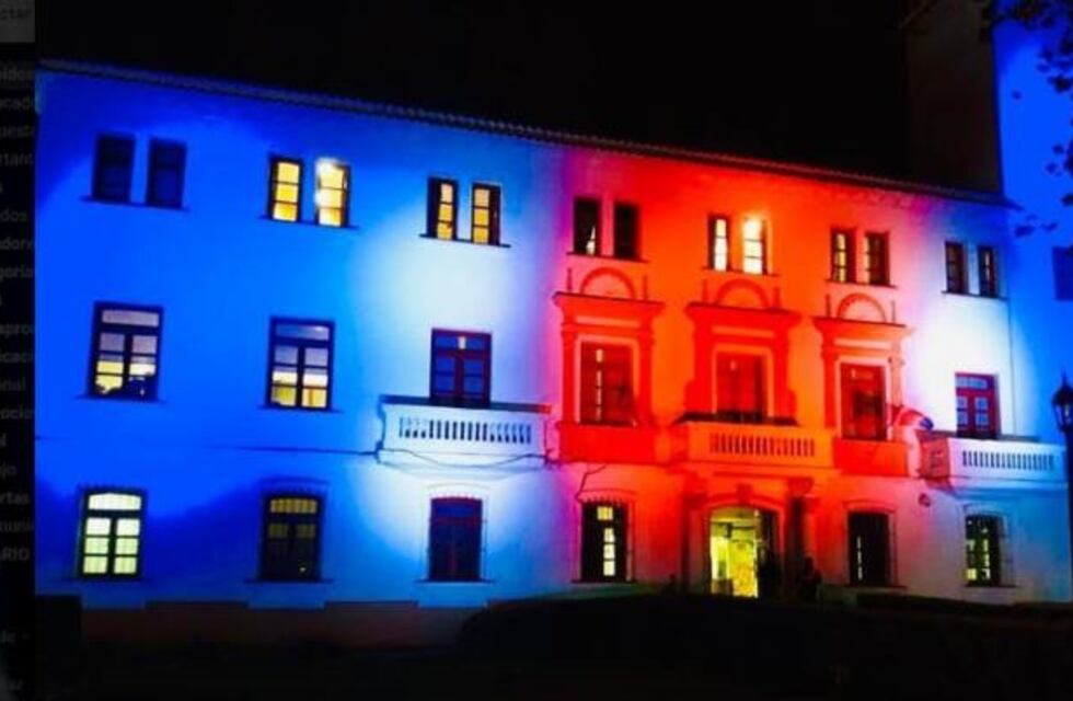 La Casa de Gobierno se iluminó con la bandera santiagueña