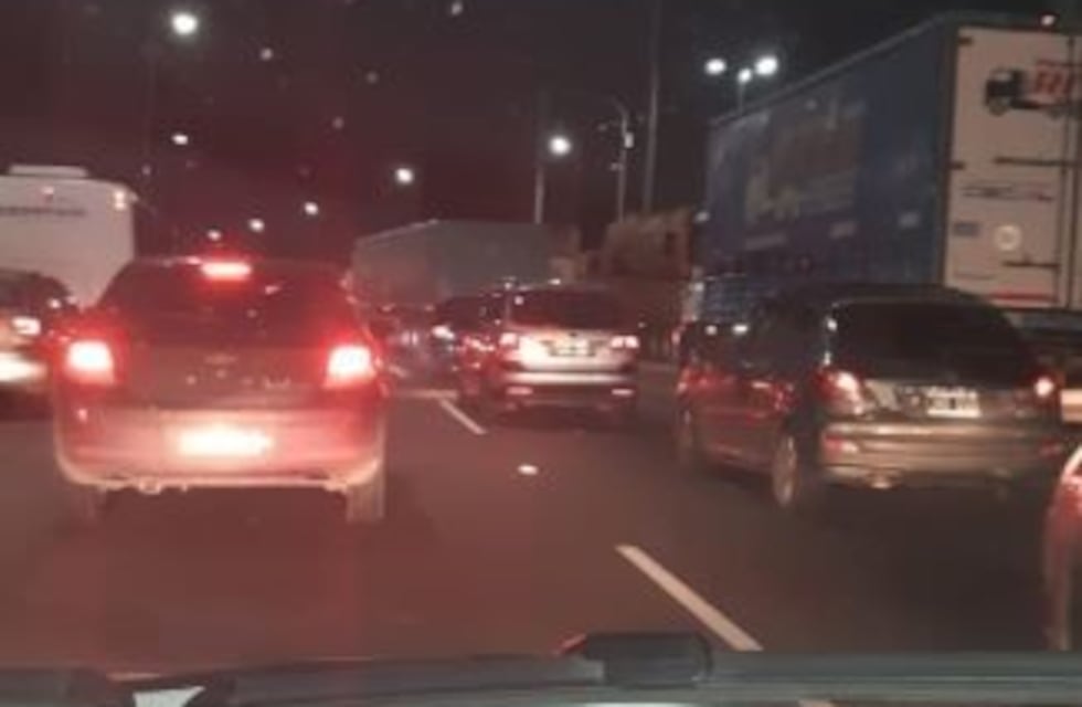 Camioneros autoconvocados liberaron la salida Sarmiento de la avenida Lugones