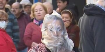 Postales del caos en los bancos de Rosario en medio del coronavirus\u002E (Captura de pantalla)