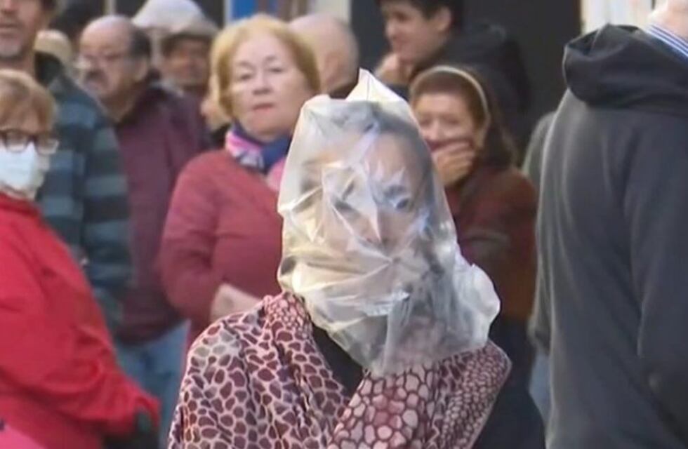 Postales del caos en los bancos: jubilados con bolsas en la cabeza y Javkin a los gritos