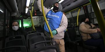 Los colectivos son higienizados periódicamente en tres puntos de la ciudad\u002E La Plaza Sarmiento es uno de ellos\u002E (@mauroyasprizza)