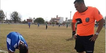 Árbitro le dio sus botines a un jugador\u002E