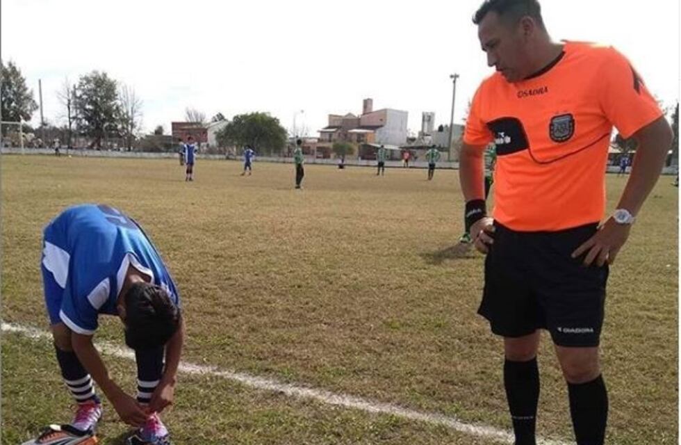 Tenía los botines emparchados con cinta, el árbitro lo vio y se los cambió