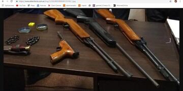 Rifles, pistola, manoplas, municiones y arma blanca en poder de adolescentes que hirieron a una mujer en Oberá\u002E (Policía de Misiones)
