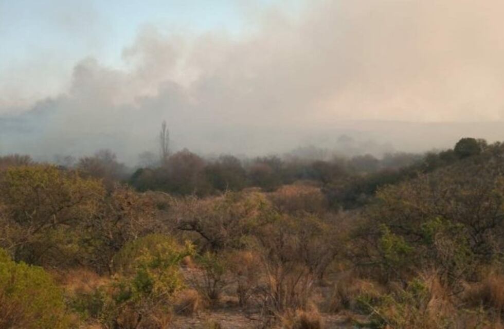 Más incendios: arden campos en zona de Achiras