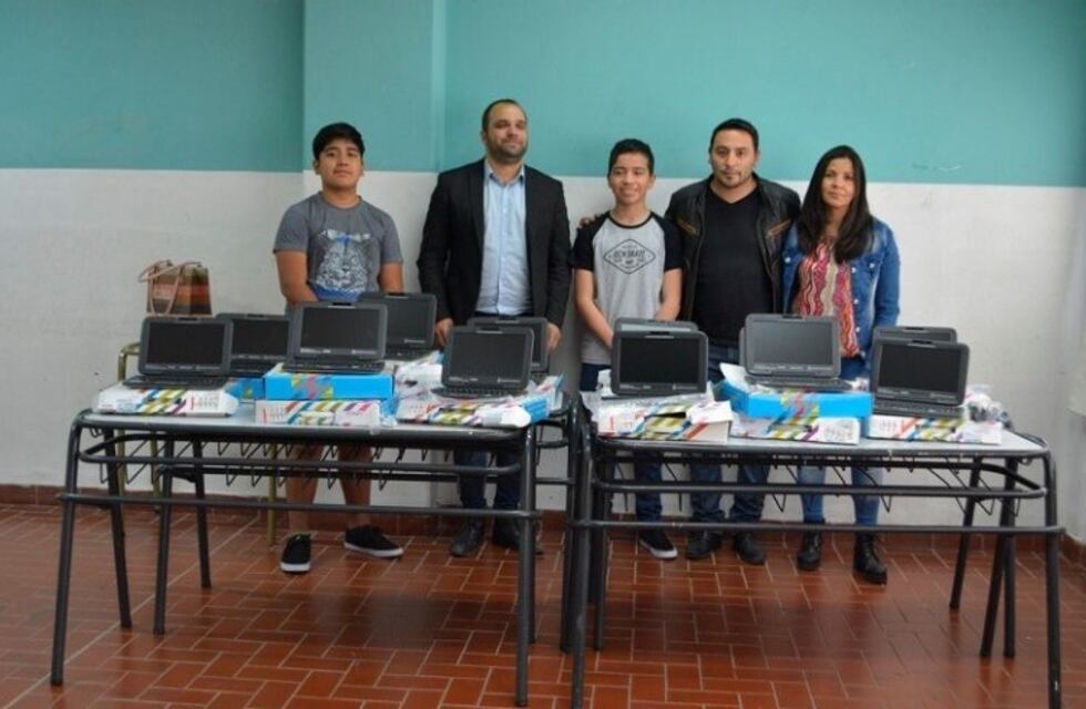 Entregaron equipamiento informático a la escuela de Procesos Energético de Los Antiguos