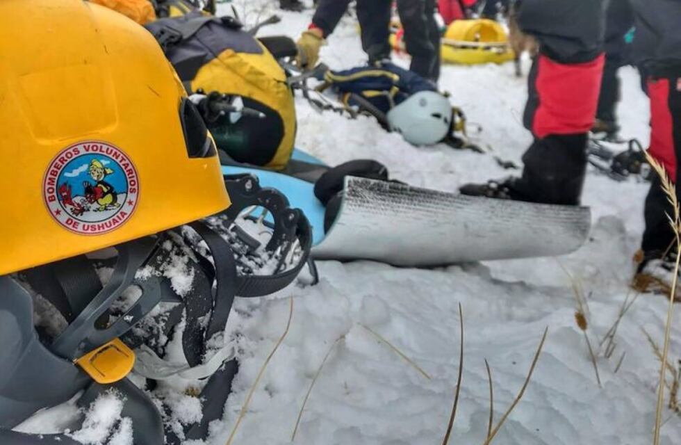 Rescatistas intentan localizar a una mujer que cayó en una las grietas del glaciar Alvear