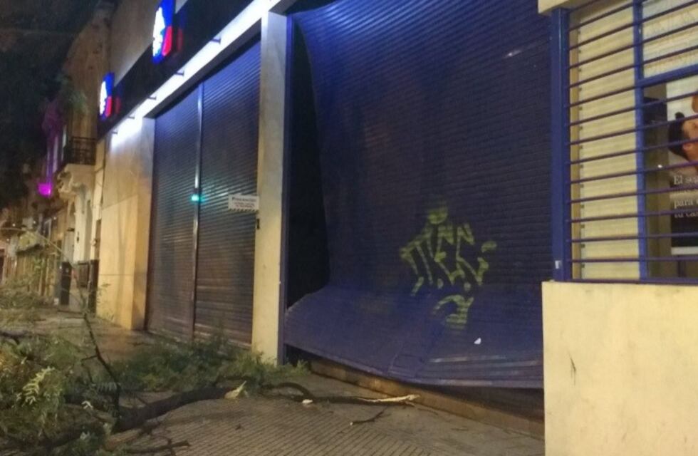La tormenta pegó fuerte en la madrugada de Rosario y generó algunos problemas