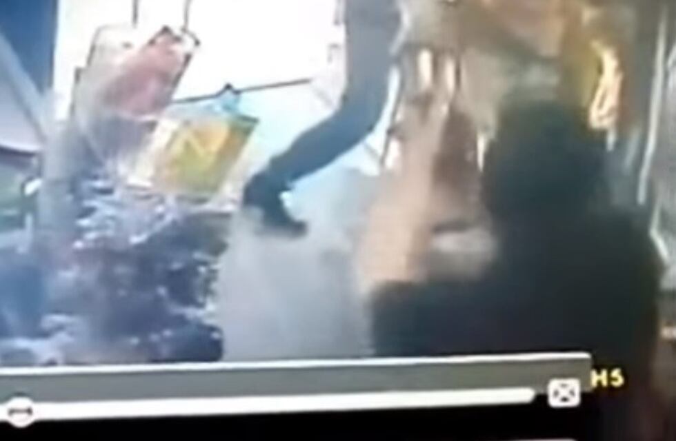 Insólito: una kiosquera se defendió con el agua del mate para echar a un ladrón