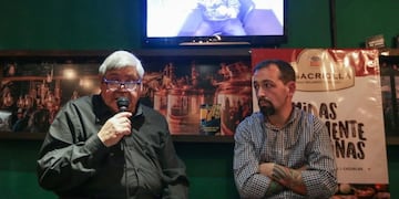 Juan Ricardo Rodríguez Brizuela, junto a Mariano García Miqueo, autor de Catarsis de un futbolero\u002E