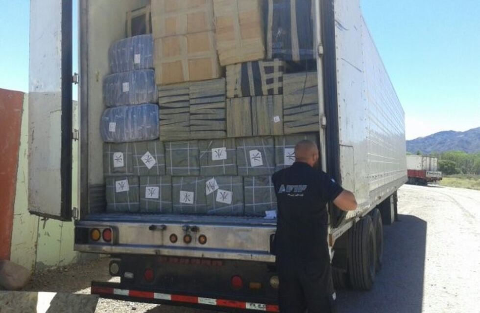 Encontraron tres camiones abandonados con mercadería de contrabando traída de Chile