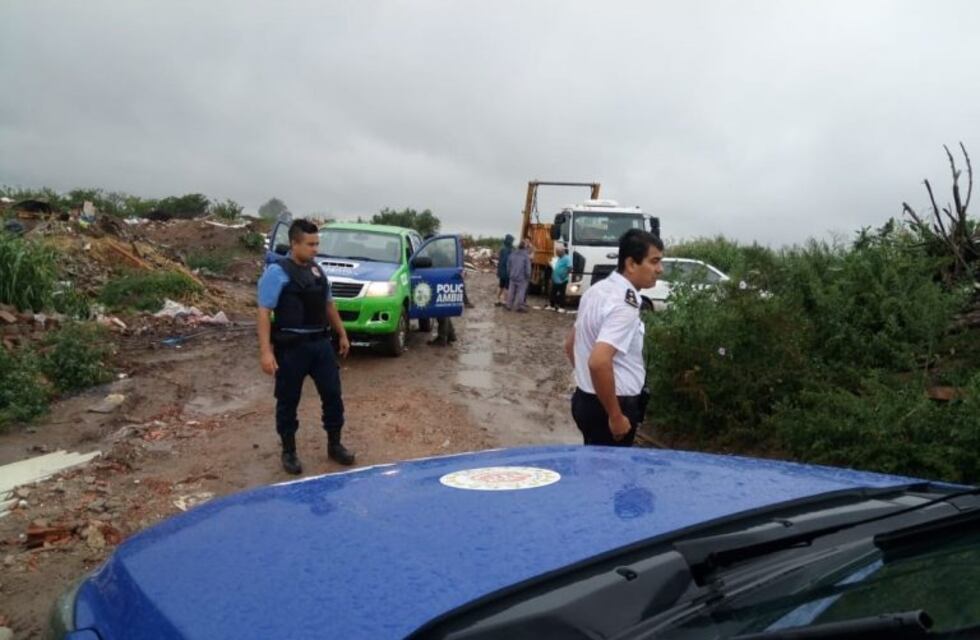 Secuestraron dos camiones que arrojaban residuos de forma ilegal en un basural