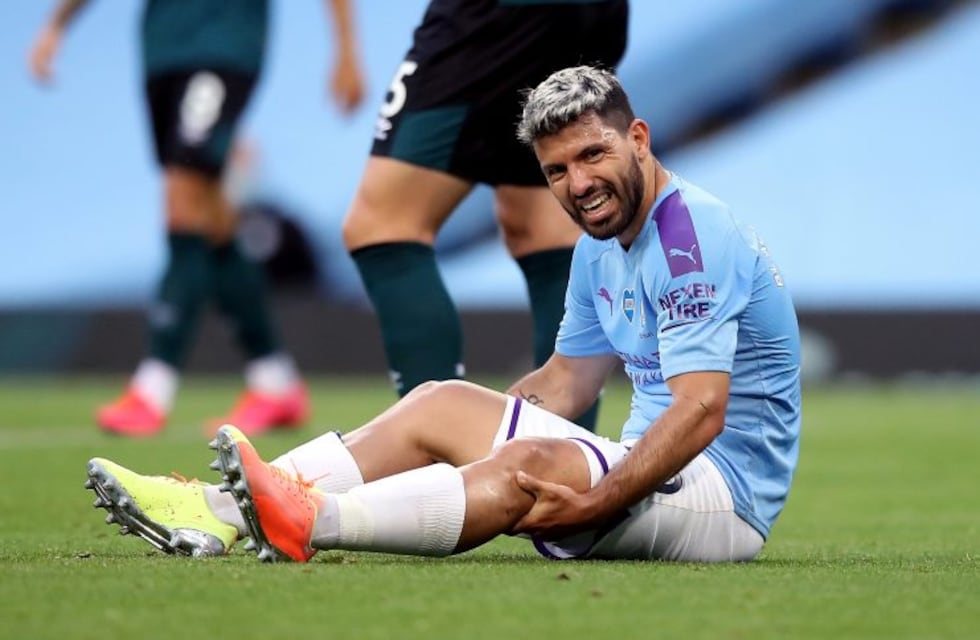 El padre del "Kun" Agüero dijo que su hijo se lesionó "los meniscos" y lo operarán en Barcelona