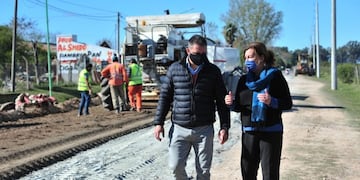 Alicia Feltes Vialidad Provincial - Mauricio Davico intendente PGB, recorrieron la obra de repavimentación Avenida 1º de diciembre PGB\nCrédito: Prensa PGB