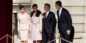 Spain's Queen Letizia, Argentina's first lady Juliana Awada, Argentina's President Mauricio Macri and Spain's King Felipe (L-R) talk before military parade during the welcoming ceremony at Royal Palace in Madrid, Spain February 22, 2017. REUTERS/Sergio Pe
