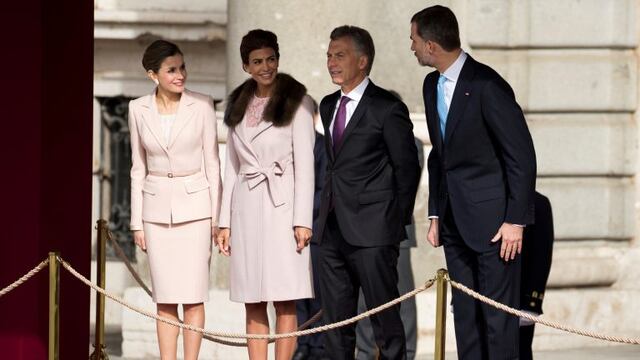 Spain's Queen Letizia, Argentina's first lady Juliana Awada, Argentina's President Mauricio Macri and Spain's King Felipe (L-R) talk before military parade during the welcoming ceremony at Royal Palace in Madrid, Spain February 22, 2017. REUTERS/Sergio Pe