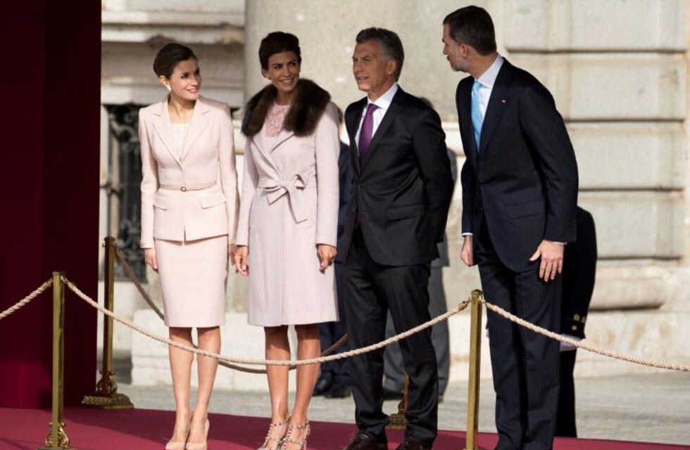 Los reyes de España recibieron a Macri con honores militares
