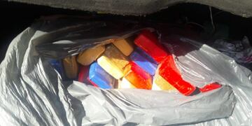 La droga había sido compactada en ladrillos pintados de colores\u002E (@minseg)