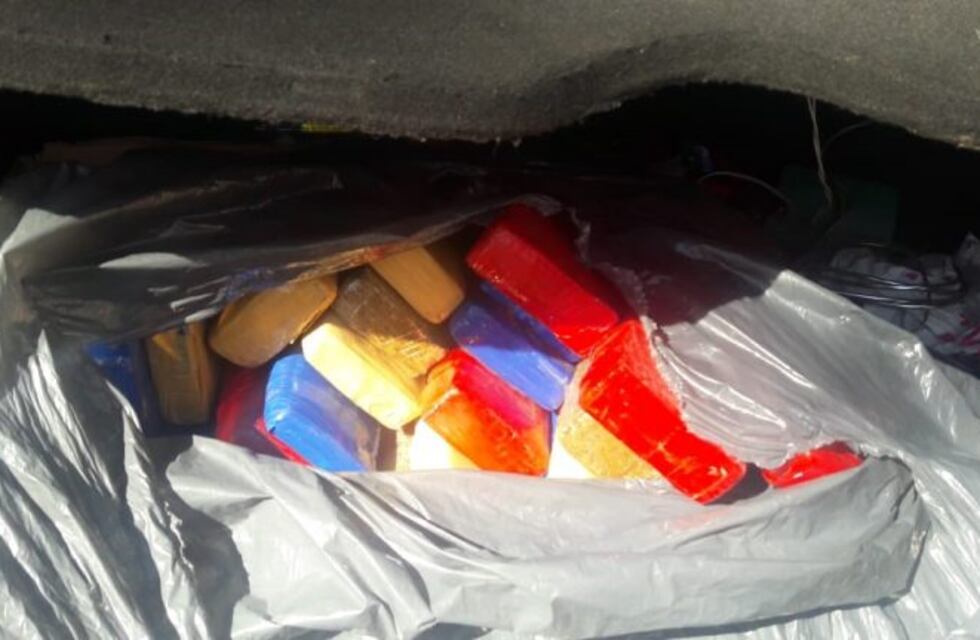 Droga en colores: incautaron 25 kilos de marihuana ocultos en un auto en zona oeste
