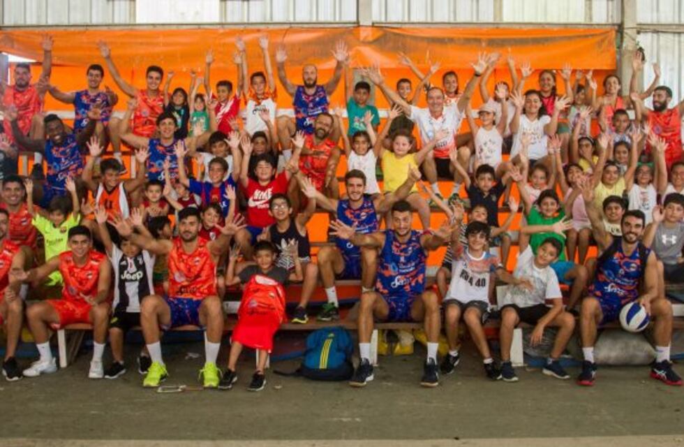 El plantel visitó a los niños de la colonia de vacaciones del club