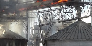 El fuego se desató en la zona de silos de la plata de Cargill en Villa Gobernador Gálvez (@robertocaferra)