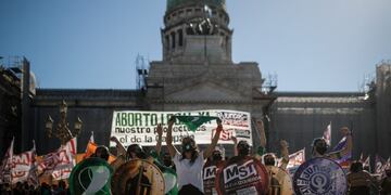 AME7848\u002E BUENOS AIRES (ARGENTINA), 28/09/2020\u002E- Mujeres se manifiestan hoy en el Día de Acción Global por un aborto legal y seguro, frente al Congreso de la Nación en Buenos Aires (Argentina)\u002E Organizaciones sociales, políticas y feministas de Argentina llevan a cabo un \