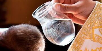 Un cura casi ahoga a un bebé durante el bautismo