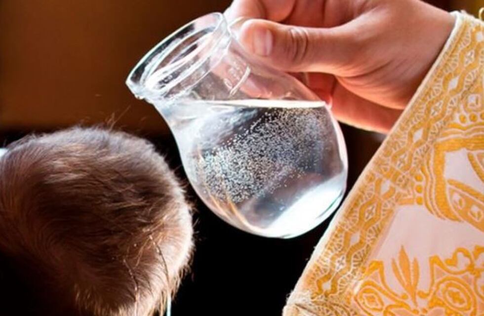 Impresionante video: un cura casi ahoga a un bebé durante el bautismo