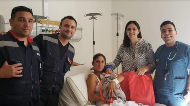 Flavia y su hijito acompañados por todos los que la asistieron\u002E Foto: El Diario de la República\u002E