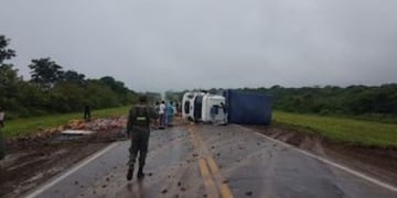 Vuelco de camión cargado con verduras