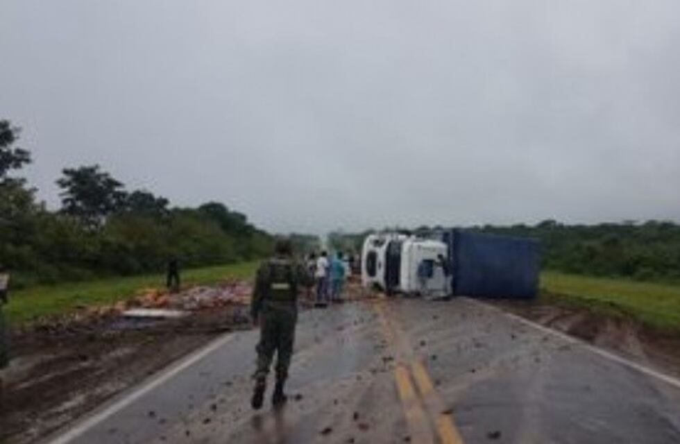 Volcó un camión que transportaba verduras en la ruta 38