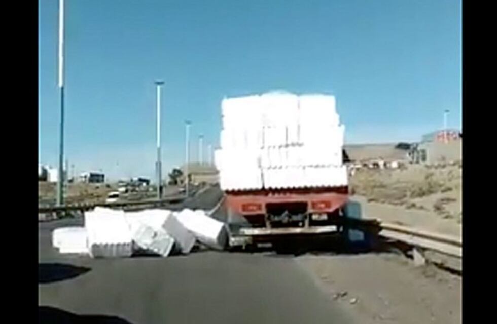 El viento hizo volar una carga de telgopor de un camión
