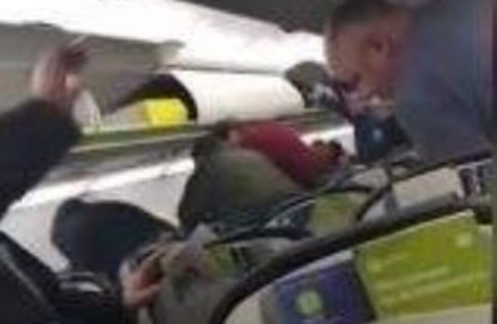 Recibió una paliza en un avión por atacar a mujeres y un bebé