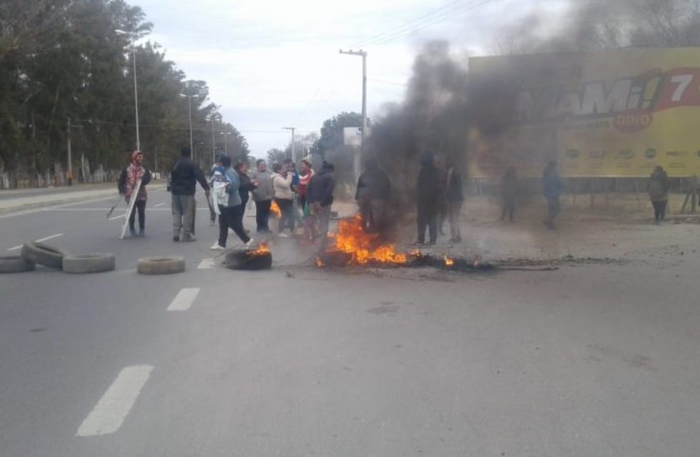 Alta Gracia: vecinos de Parque Virrey cortan Ruta N° 5