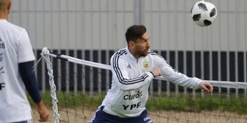 Lionel Messi se divirtió al fútbol-tenis durante la práctica argentina\u002E