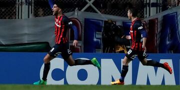 BAS03. BUENOS AIRES (ARGENTINA), 25/04/2017.- El jugador Nicolu00e1s Blandi (i) de San Lorenzo festeja su gol ante Universidad Catu00f3lica hoy, martes 25 de abril de 2017, durante un partido de fase de grupos de la Copa Libertadores entre San Lorenzo de Argentina y Universidad Catu00f3lica de Chile en el estadio Nuevo Gasu00f3metro de Buenos Aires. EFE/David Fernu00e1ndez