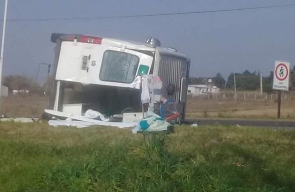 Una ambulancia terminó tumbada tras un vuelco con un automóvil en Paraná